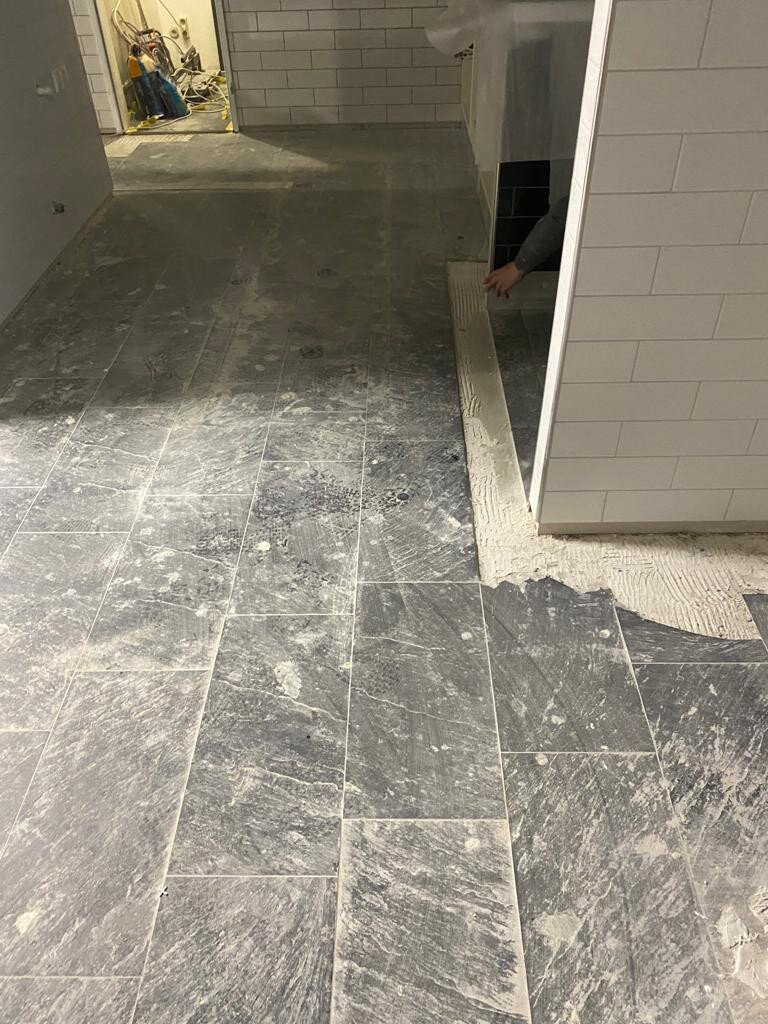 sanierungsbedürftiger Fliesenboden