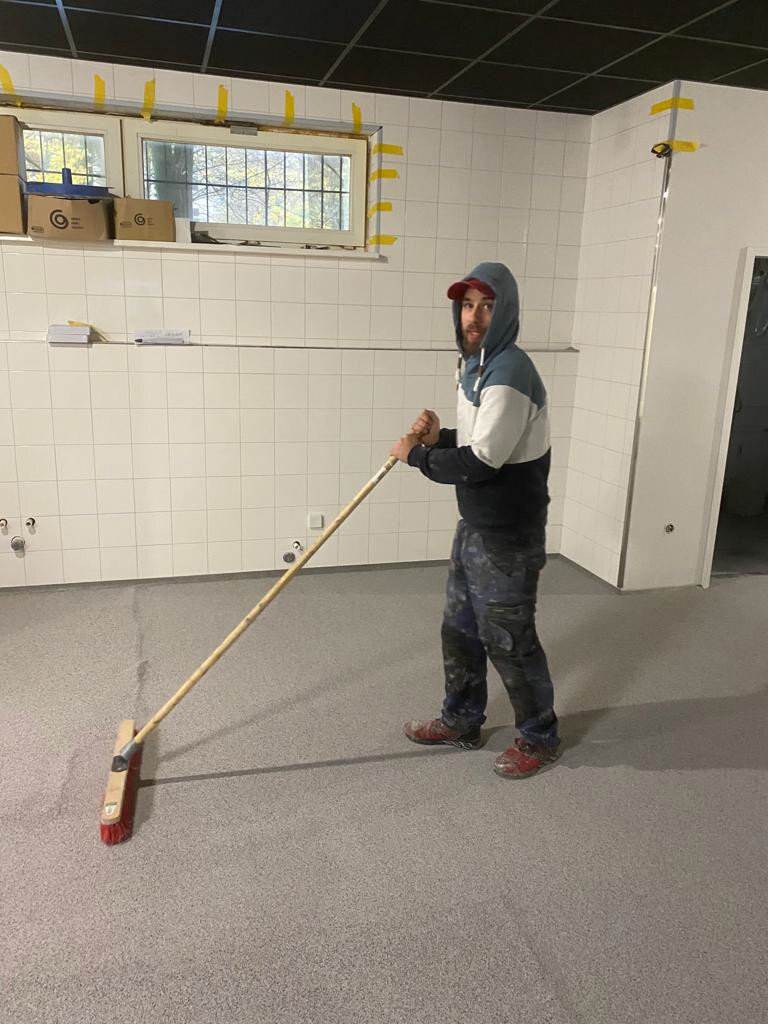 Arbeiten an Industrieboden durch SR-Dienstleistungen